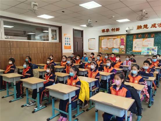 许多人在餐厅里
中度可信度描述已自动生成